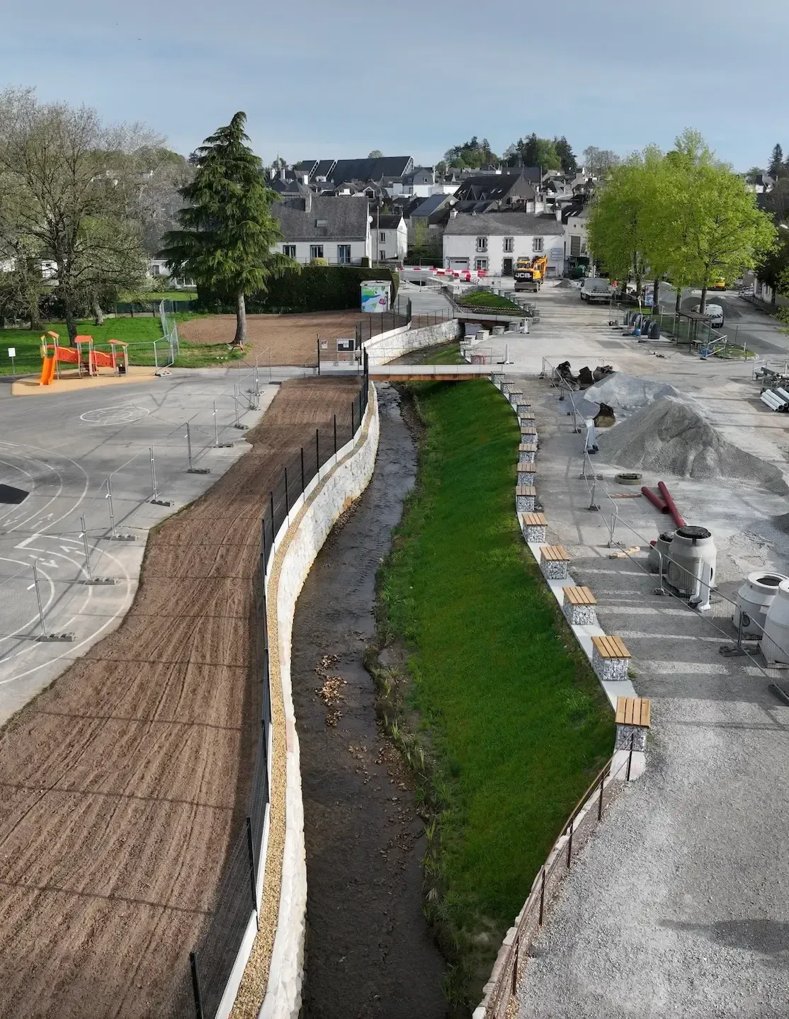 Aménagement d’un cours d’eau en centre-bourg, relevé par ATTC3D