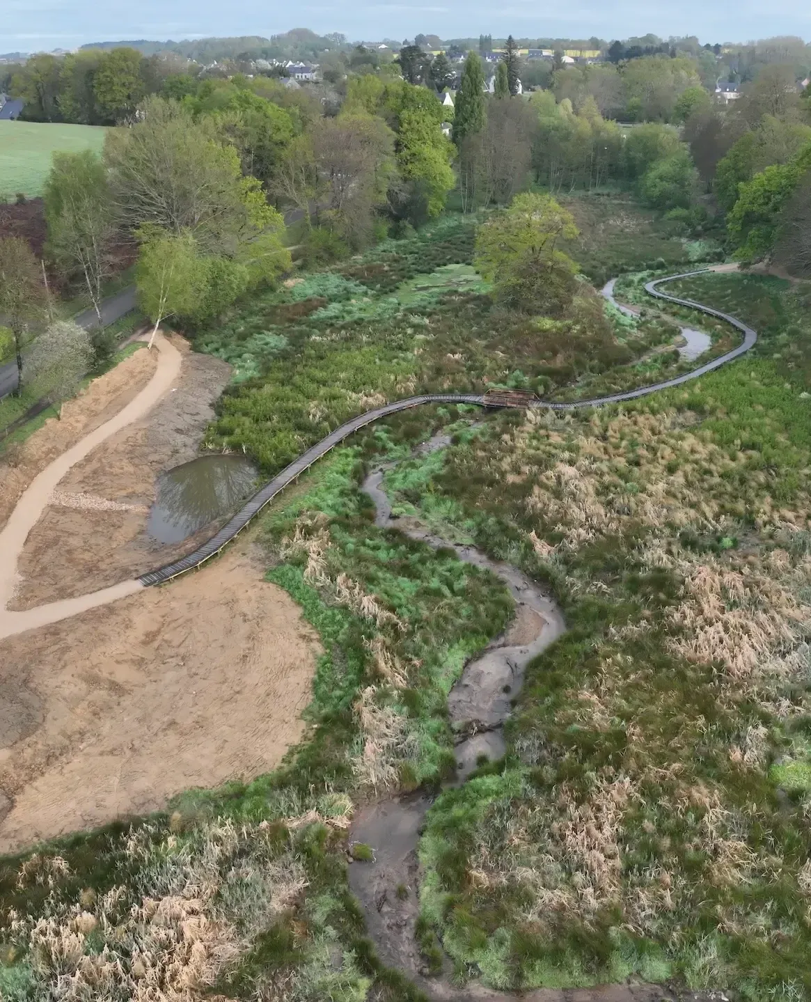 Vue aérienne d’un cours d’eau renaturé