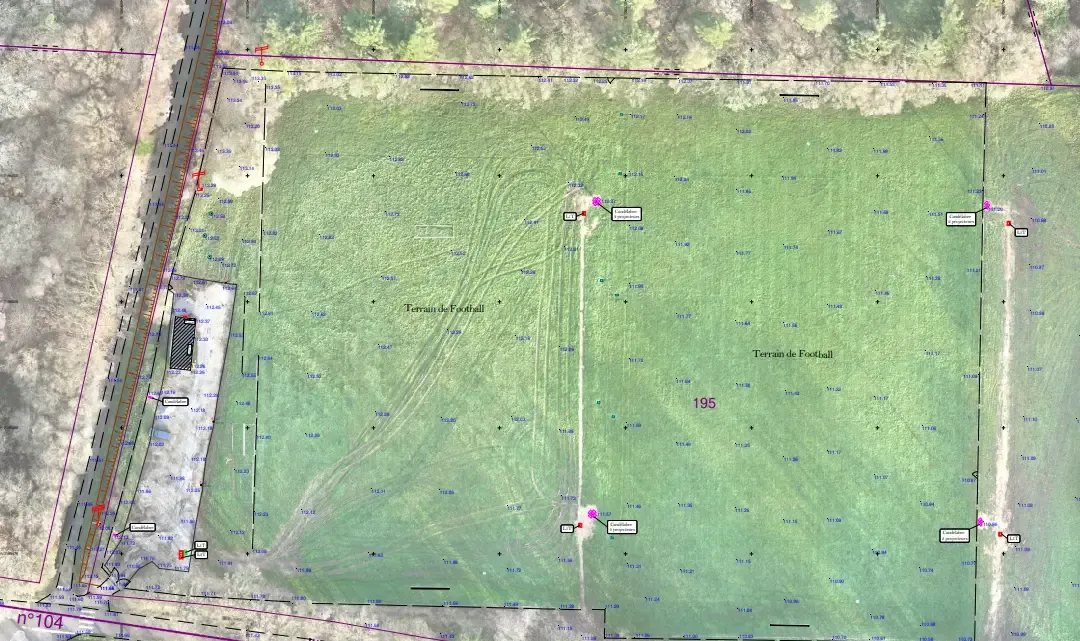 Plan topographique d’un terrain de football sur orthophoto